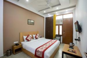 Postel nebo postele na pokoji v ubytování Hotel Ginger Palace - Corporate Hotel Noida Sector 62 + 22 fotografií