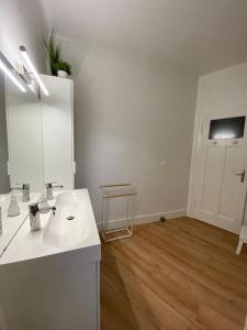 bagno bianco con lavandino e specchio di NOUVEAU !!! Appartement cosy tout confort à deux pas de Strasbourg a Schiltigheim