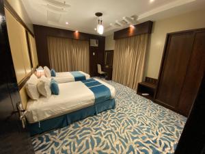 a hotel room with a large bed in it at فندق وايت هافن in Sūq al Aḩad