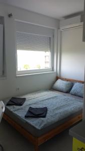 シオーフォクにあるCuki Apartmanokのベッドルーム1室(大型ベッド1台、黒ナプキン2本付)