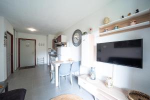 Televisyen dan/atau pusat hiburan di Soleil sur la Massane - Appartement avec terrasse