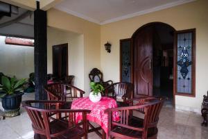 une salle à manger avec une table et des chaises rouges dans l'établissement RedDoorz near Candi Ratu Boko 2, à Tanjungtirto