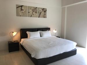 バトゥ・フェリンギにあるBy The Sea@Direct Seaview level6のベッドルーム1室(白いシーツとランプ2つ付) +34枚の写真