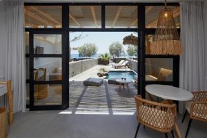 Rõdu või terrass majutusasutuses Oscar Beachfront Suites - Adults Only