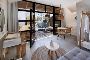 Posezení v ubytování Oscar Beachfront Suites - Adults Only