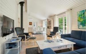 - un salon avec un canapé et une table dans l'établissement Stunning Home In Nykbing Sj With Sauna, à Nykøbing Sjælland