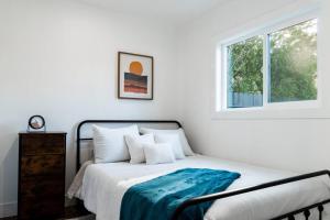 康科特的住宿－Wren Guest House，一间卧室配有一张带蓝色毯子的床
