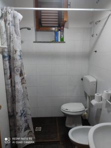 パトゥにあるTorre San Gregorio Casa Vacanzeのバスルーム(トイレ、シャワーカーテン付)
