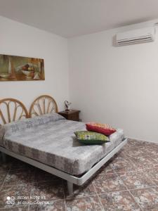 パトゥにあるTorre San Gregorio Casa Vacanzeのベッドルーム1室(枕2つ付)