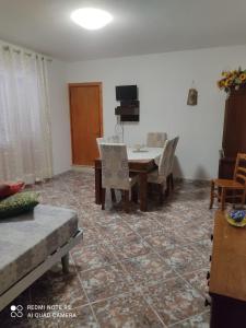 パトゥにあるTorre San Gregorio Casa Vacanzeのリビングルーム(テーブル、椅子付)