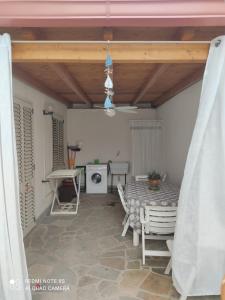 パトゥにあるTorre San Gregorio Casa Vacanzeのダイニングルーム(テーブル、電子レンジ付)