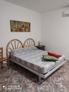 パトゥにあるTorre San Gregorio Casa Vacanzeのベッドルーム1室(ベッド1台、椅子2脚、テーブル付)