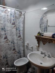 パトゥにあるTorre San Gregorio Casa Vacanzeのバスルーム(シンク、シャワーカーテン付)