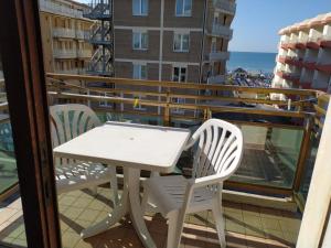 un tavolo e sedie su un balcone con vista sull'oceano di Hotel Halifax a Lido di Jesolo
