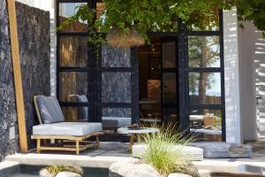 Istumisnurk majutusasutuses Oscar Beachfront Suites - Adults Only