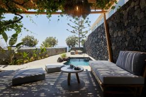 Rõdu või terrass majutusasutuses Oscar Beachfront Suites - Adults Only