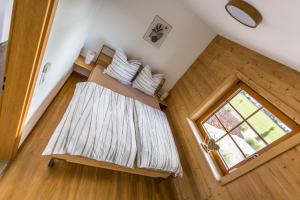 einen Blick über ein Bett in einem Zimmer mit Fenster in der Unterkunft Chalet Hüttenzauber in Mehlmeisel