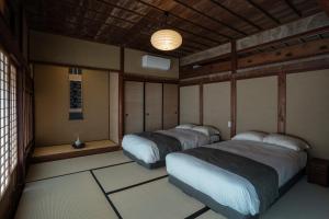 1 dormitorio con 2 camas en una habitación en NIPPONIA平福宿場町, en Sayo