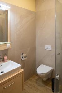 ein Bad mit einem WC und einem Waschbecken in der Unterkunft Landhaus Storch - Pension in Gänserndorf