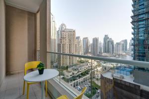 uma varanda com mesa e cadeiras e vista para a cidade em Marina Heights Tower - Vigor Vacations Homes em Dubai