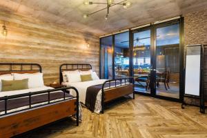 1 dormitorio con 2 camas y comedor en アメリカンヴィレッジまで3分/12名宿泊/BBQ可能/周辺には飲食店多数の北谷エリア 北谷ベース, en Fuenzan