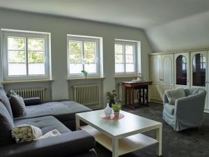 - un salon avec un canapé et une table basse dans l'établissement Gasthof Menke, à Niederhaverbeck