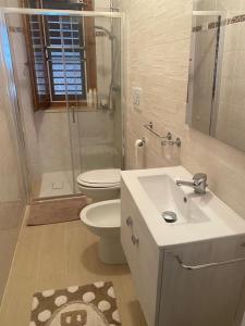 a bathroom with a sink and a toilet and a shower at Hibiscus Apartment-casa per le vacanze vicino tropea in Briatico
