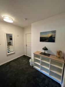 ein leeres Zimmer mit einem Schreibtisch und einem WC in der Unterkunft Gasthof Menke in Niederhaverbeck