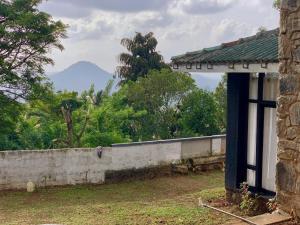 康提的住宿－Miracle Trail Kandy，一座享有山脉美景的建筑
