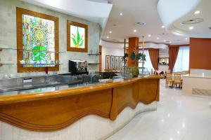 Una cocina con una encimera larga con una vidriera. en STELLA CHARMING & LUXURY ROOMS, en Conversano