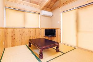 宇堅ビーチまで車で3分 琉球古民家を堪能できる貸切別荘 洋奈月的电视和/或娱乐中心