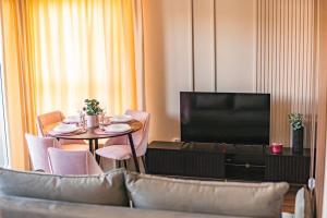 TV a/nebo společenská místnost v ubytování ROSE Luxury Apartments