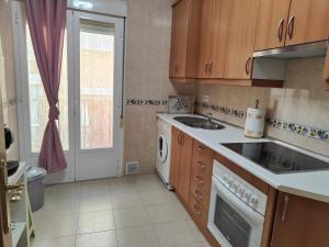 una cocina con fregadero y lavavajillas en Apartamento El Rinconcito de Martina, en Jarandilla de la Vera