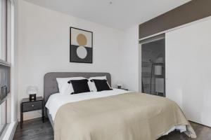 Кровать или кровати в номере 1B w WD Gym Rooftop Steps from T stop BOS-530