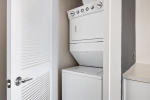 Фотография из галереи 1B w WD Gym Rooftop Steps from T stop BOS-530 в городе Сомервилл