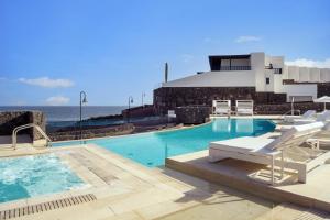 Royal Marina Suites Boutique Hotel - Adults Only内部或周边的泳池