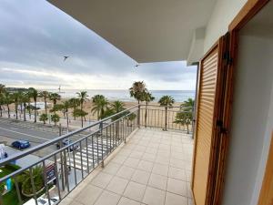 een balkon met uitzicht op het strand bij For a Stay Horizonte Mar in Cambrils