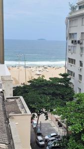 Blick auf den Strand von einem Gebäude in der Unterkunft Apto proximo a praia para até 6 pessoas in Rio de Janeiro