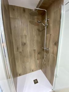 een douche met een glazen deur in de badkamer bij For a Stay Horizonte Mar in Cambrils