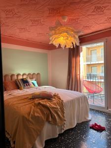 een slaapkamer met een bed met een rood plafond bij Apartamento No5 in Gandía