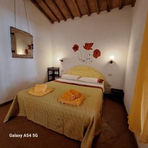 a bedroom with a bed with two towels on it at Agriturismo Salaiolo 176 in Scansano