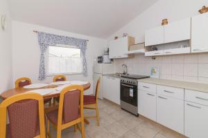 Kuchyňa alebo kuchynka v ubytovaní Apartments Besa