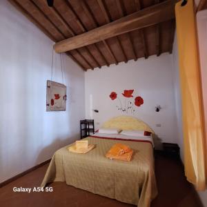 1 dormitorio con 1 cama con una vaca en la pared en Agriturismo Salaiolo 176 en Scansano