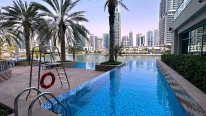 een zwembad in het midden van een stad bij Fairfield Tower, Park Island, Dubai Marina - Mint Stay in Dubai