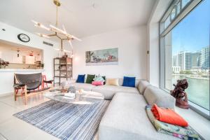 uma sala de estar com um sofá e uma mesa em Fairfield Tower, Park Island, Dubai Marina - Mint Stay em Dubai