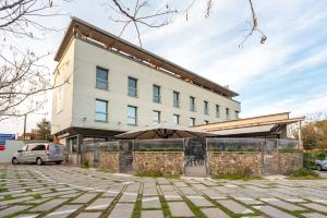 a building with an umbrella in front of it at Hotel Palau de Girona in Sant Juli&agrave; De Ramis