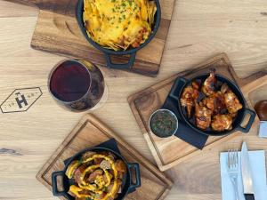 - une table avec des assiettes de nourriture et un verre de vin dans l'établissement Novotel Bordeaux Mérignac, à Mérignac