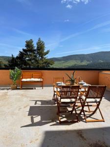 d'une terrasse avec deux chaises et une table avec vue. dans l'établissement Apartamento Superesquí 251, à La Molina