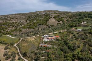 een luchtzicht op een huis op een berg bij Petritis in Lambiní