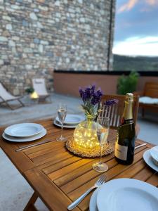 - une table en bois avec une bouteille de vin et des verres dans l'établissement Apartamento Superesquí 251, à La Molina